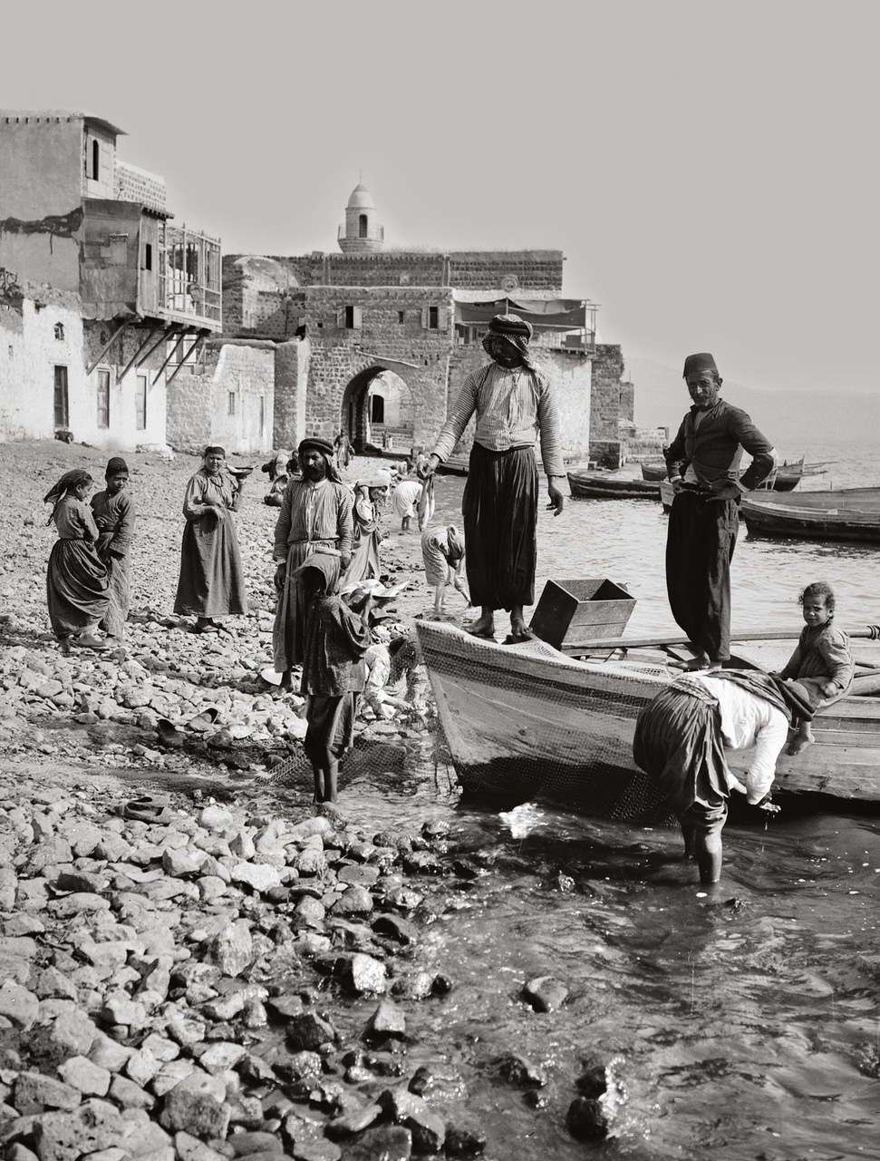 Местные жители на берегу озера. Тверия, Палестина. 1900-1920